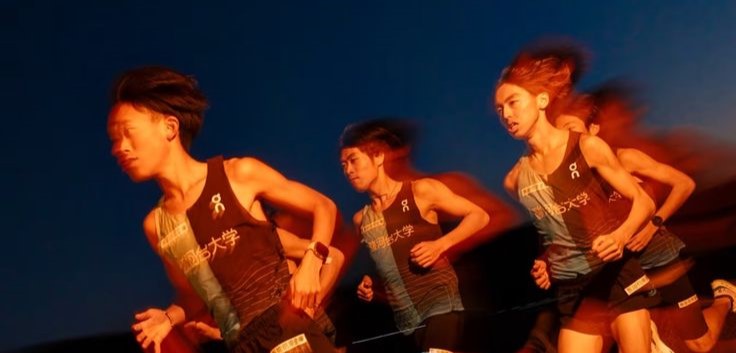 Pelari fun run 5K di suasana santai dengan latar kota